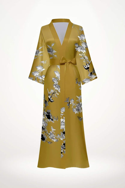 Kimono en satin jaune avec motifs floraux noirs et argentés, ceinturé à la taille, manches larges et décolleté en V
