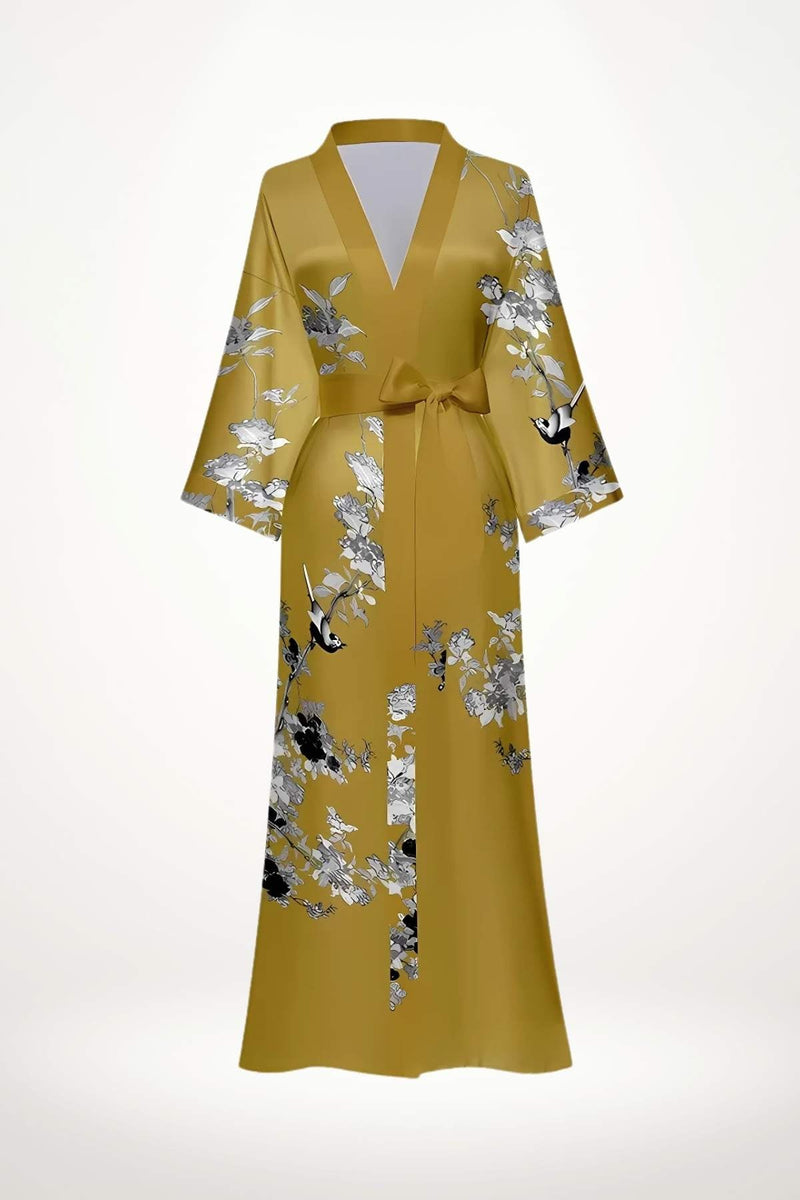 Kimono en satin jaune avec motifs floraux noirs et argentés, ceinturé à la taille, manches larges et décolleté en V
