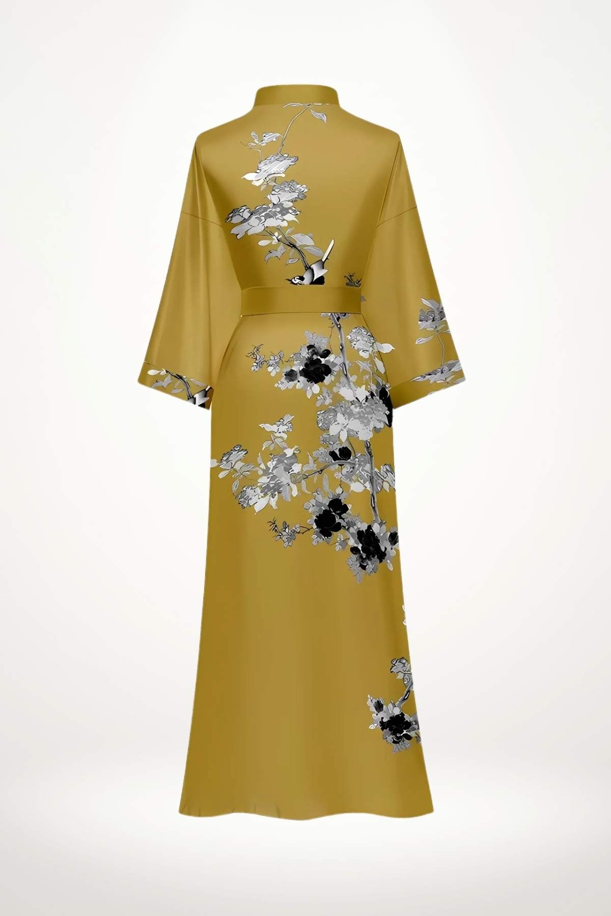 Kimono en satin jaune avec motifs floraux noirs et blancs, manches larges et coupe élégante