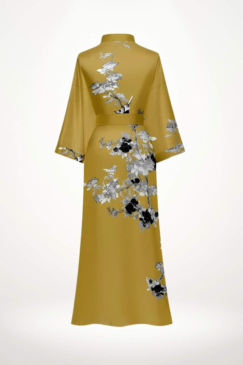 Kimono en satin jaune avec motifs floraux noirs et blancs, manches larges et coupe élégante
