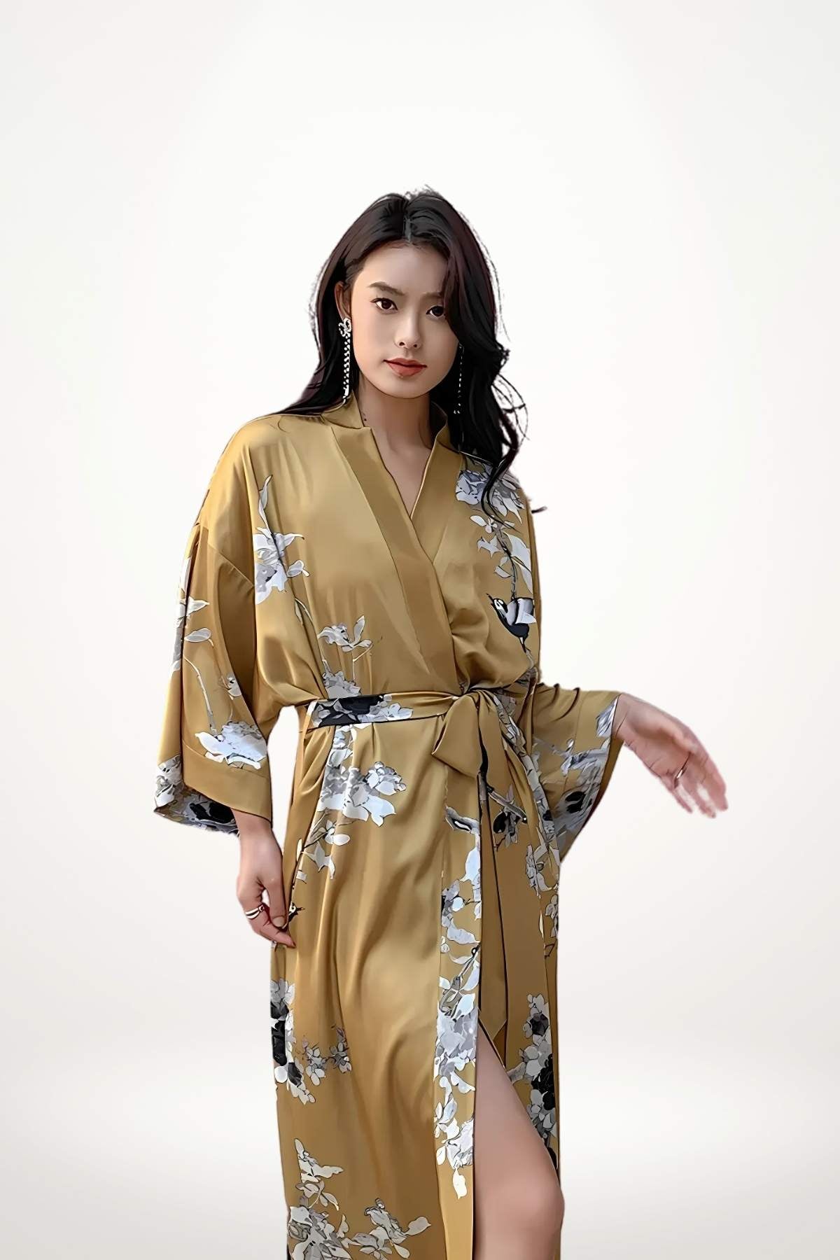 Kimono en satin doré avec motifs floraux, ceinture nouée, femme posant avec élégance sur fond neutre