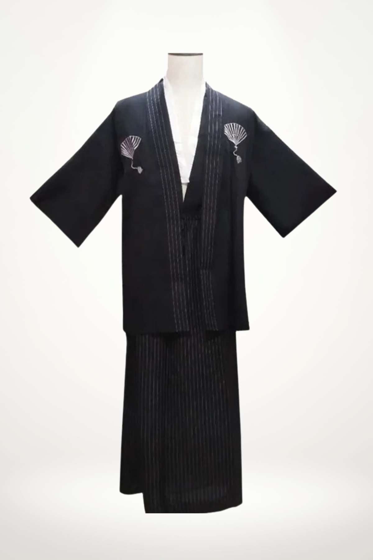 Kimono enfant traditionnel noir avec motifs de coquillages blancs et rayures verticales sur la jupe