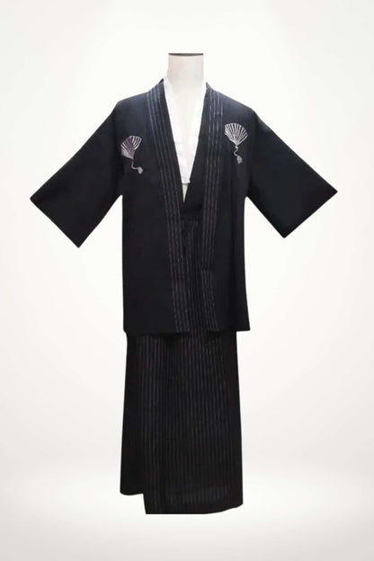Kimono enfant traditionnel noir avec motifs de coquillages blancs et rayures verticales sur la jupe
