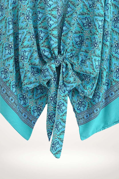 Kimono en tissu léger aux motifs floraux bleus et turquoise, noué au centre avec des bords décoratifs