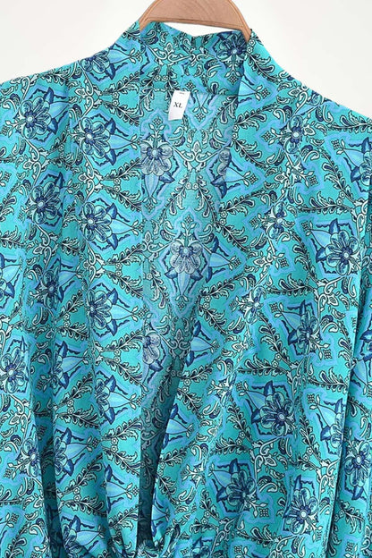 Kimono en tissu léger bleu turquoise avec motifs floraux et arabesques, idéal pour un style bohème chic
