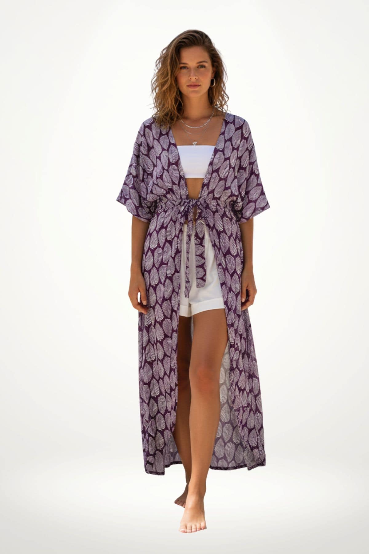 Femme portant un kimono violet à motifs de feuilles, avec un débardeur blanc et un décor minimaliste
