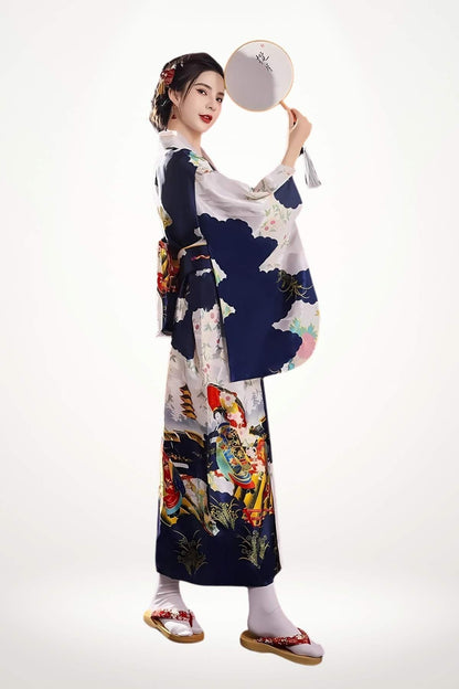 Femme en kimono coloré avec motifs floraux, tenant un éventail, sur fond blanc lumineux