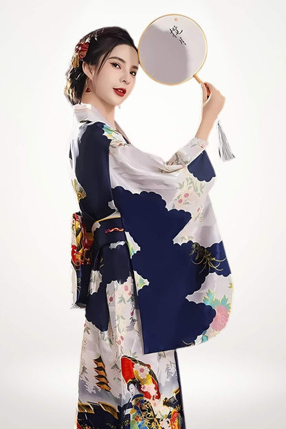 Femme en kimono coloré, motifs floraux et nuages, tenant un éventail, fond blanc lumineux