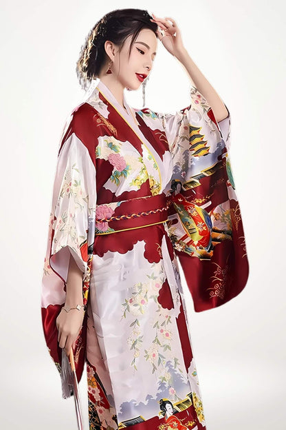 Femme en kimono rouge et blanc, décoré de fleurs et motifs traditionnels, posant élégamment sur fond clair