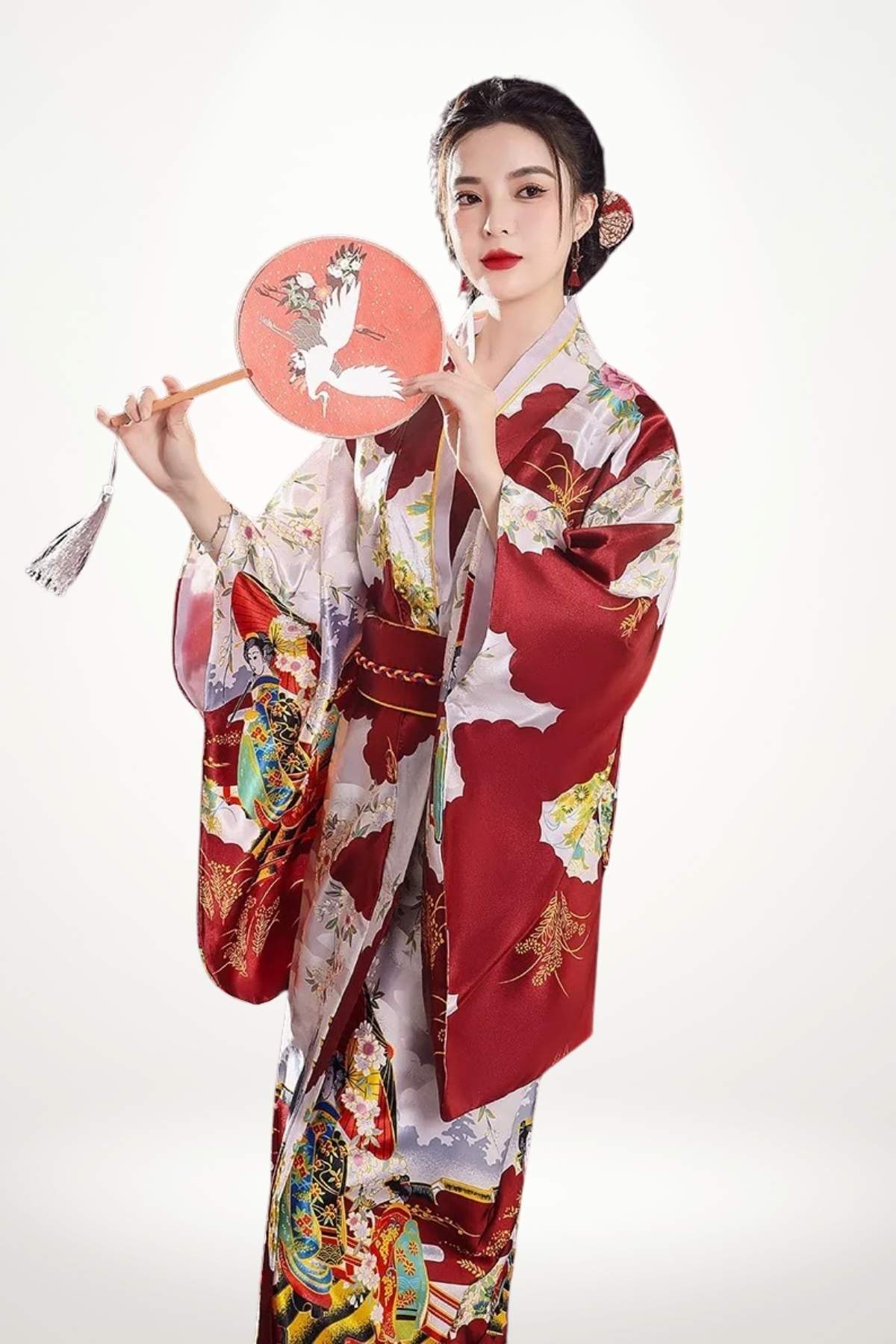 Femme portant un kimono long rouge en satin avec motifs de géisha et pagodes, ceinture obi nœud papillon, élégance traditionnelle japonaise.
