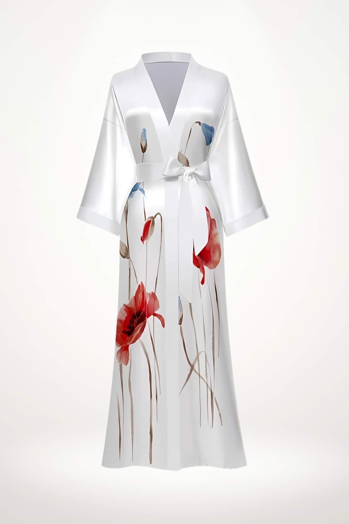 Kimono blanc en satin avec des motifs floraux rouges et bleus, ceinturé à la taille, fond neutre