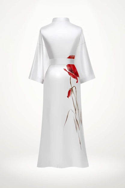 Kimono blanc élégant avec des motifs floraux rouges, en tissu satiné, avec des manches larges et une ceinture