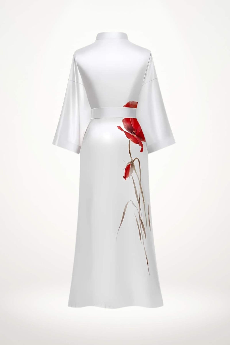 Kimono blanc élégant avec des motifs floraux rouges, en tissu satiné, avec des manches larges et une ceinture