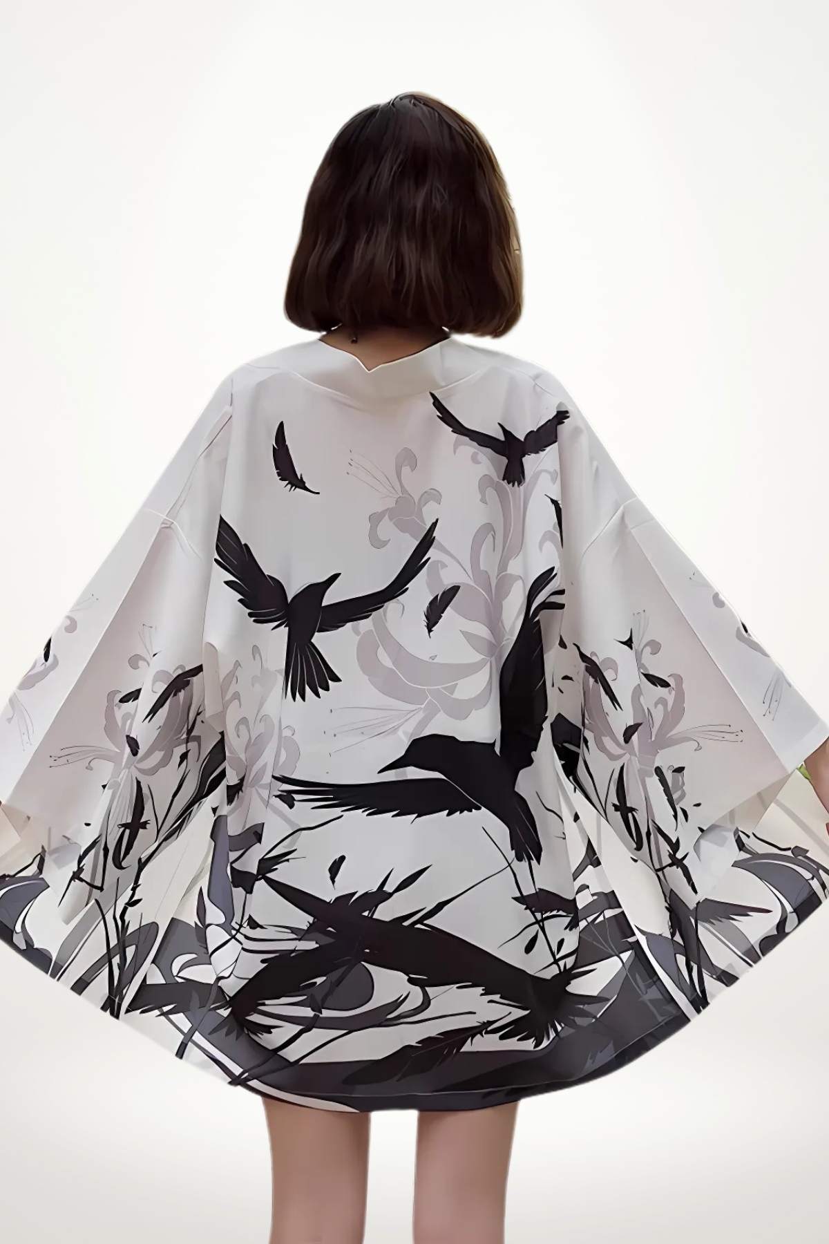 Femme de dos portant un kimono blanc avec des motifs noirs d'oiseaux sur un fond minimaliste