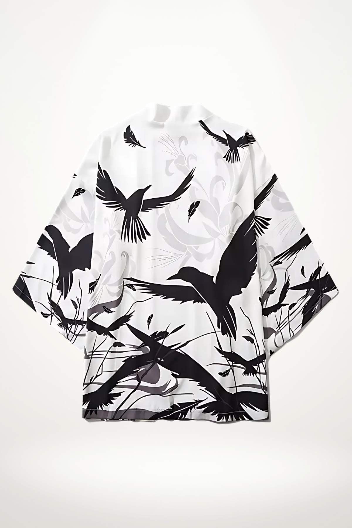 Kimono blanc avec motifs d'oiseaux noirs sur fond clair, style minimal et élégant