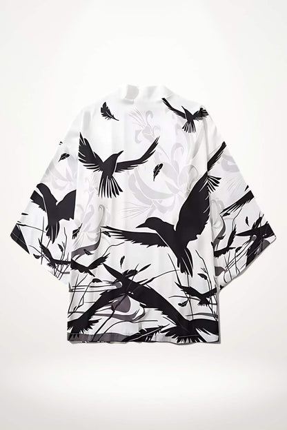 Kimono blanc avec motifs d'oiseaux noirs sur fond clair, style minimal et élégant