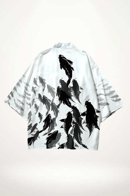 Kimono femme blanc avec motifs de poissons noirs, tissu léger et fluide, style japonais élégant et moderne