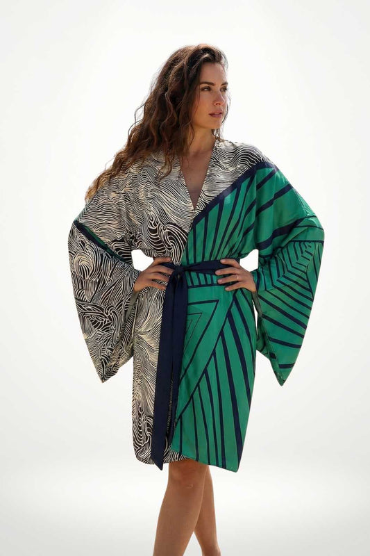 Kimono en satin aux motifs ondulés noirs et verts, avec des manches larges et une ceinture assortie