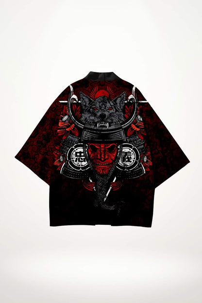 Kimono court noir avec motifs rouges et gris représentant un loup et un visage de samouraï