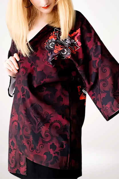 Kimono court en satin rouge foncé avec motifs floraux noirs et un design graphique coloré sur l'épaule