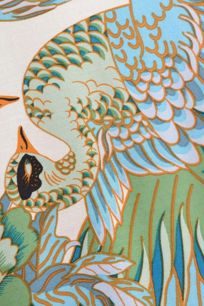 Motif de kimono avec des oiseaux colorés, des feuilles vertes et des nuances de bleu sur fond clair