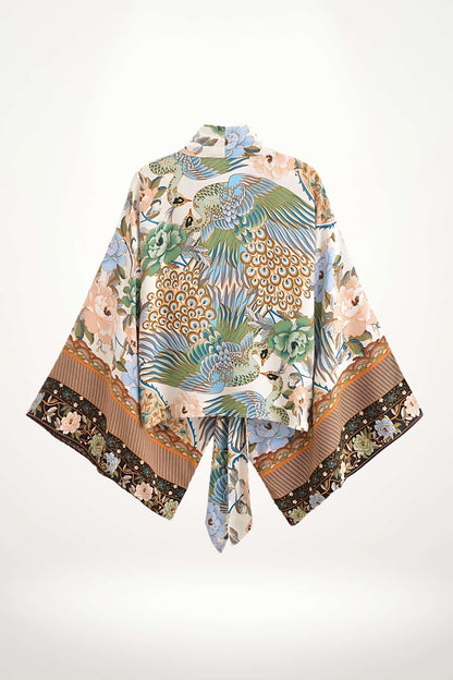 Kimono court aux motifs floraux et oiseaux colorés, avec des manches larges et un fond clair élégant