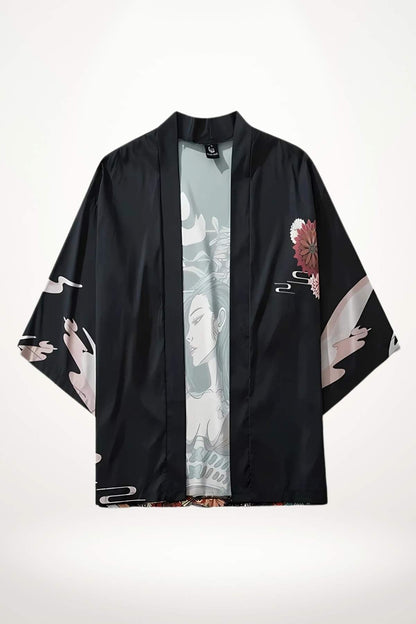 Kimono court noir avec motifs floraux et illustration stylisée, offrant un esprit harajuku chic et moderne