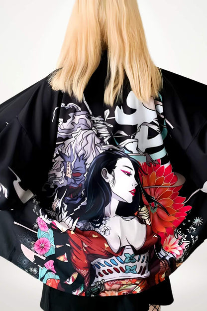 Kimono court noir avec motifs colorés, représentant des personnages et fleurs, porté par une femme aux cheveux blonds