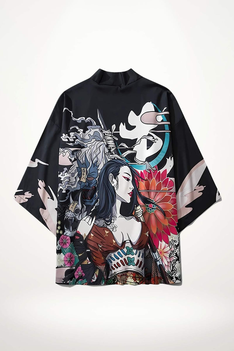 Kimono court noir avec motifs colorés, représentant une femme stylisée entourée de fleurs et d'éléments graphiques