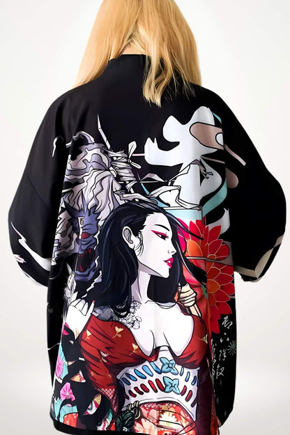 Kimono noir à motifs colorés, représentant une femme, avec des fleurs et des éléments graphiques stylisés
