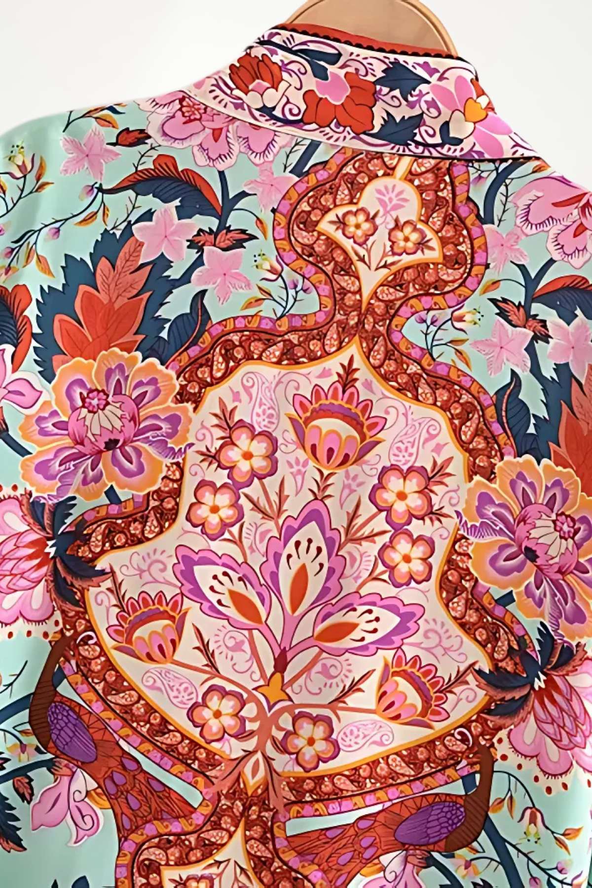 kimono femme court en coton vert d’eau à imprimé floral rouge et rose, style bohème vibrant noué à la taille