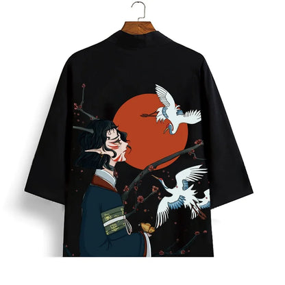 Kimono noir avec motifs de fleurs, lune rouge et oiseaux, style manga, tissu léger et coupe ample
