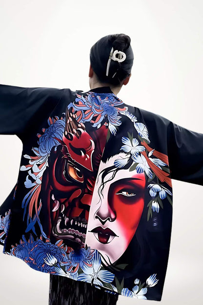 Kimono noir avec motifs floraux colorés et visages stylisés, porté par une femme aux cheveux relevés