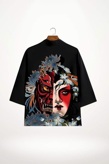 Kimono noir avec motifs floraux et visages stylisés, évoquant un style japonais moderne et audacieux
