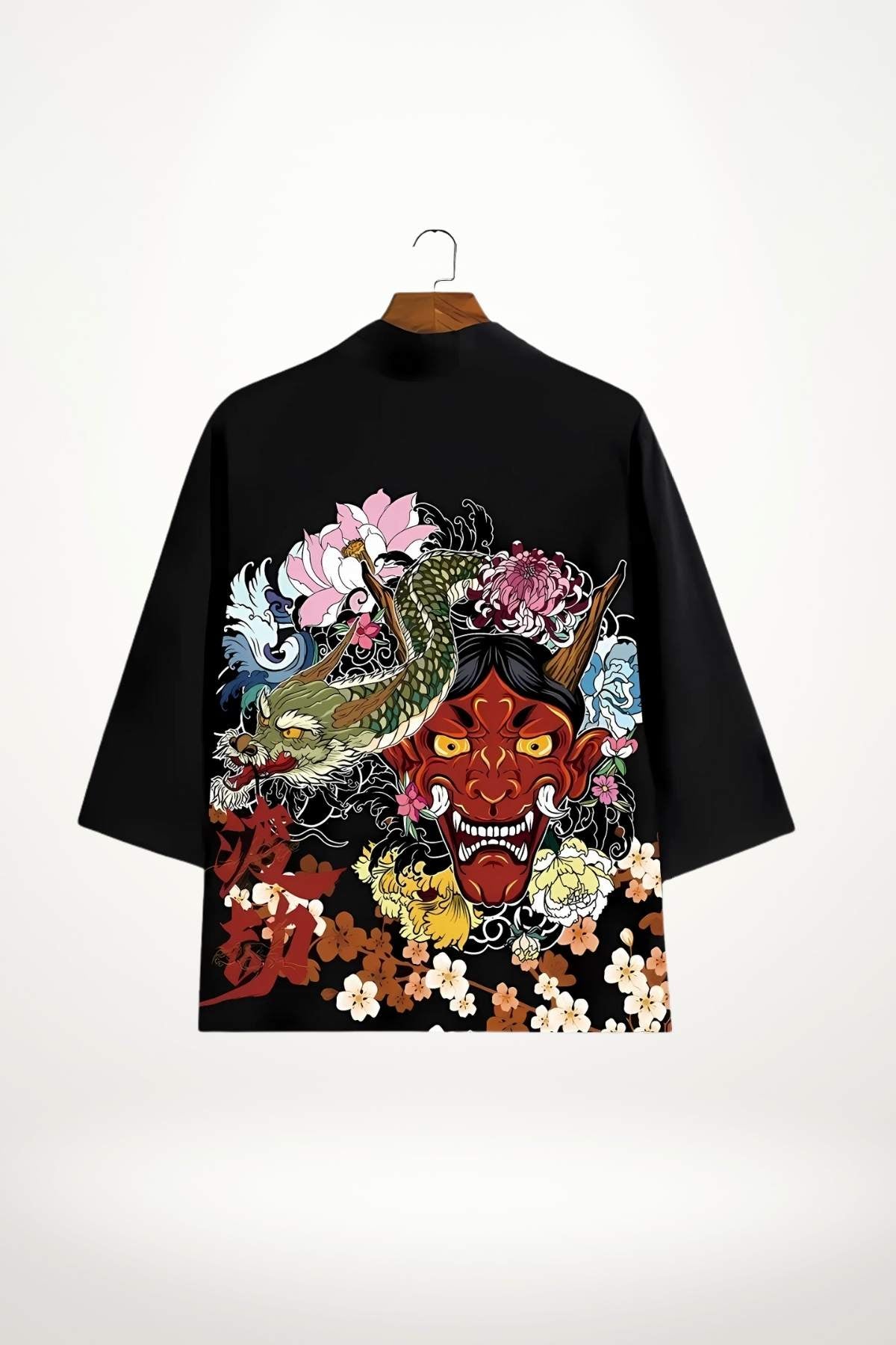 Kimono noir à motifs colorés représentant un dragon, un visage de démon et des fleurs sur un fond sombre