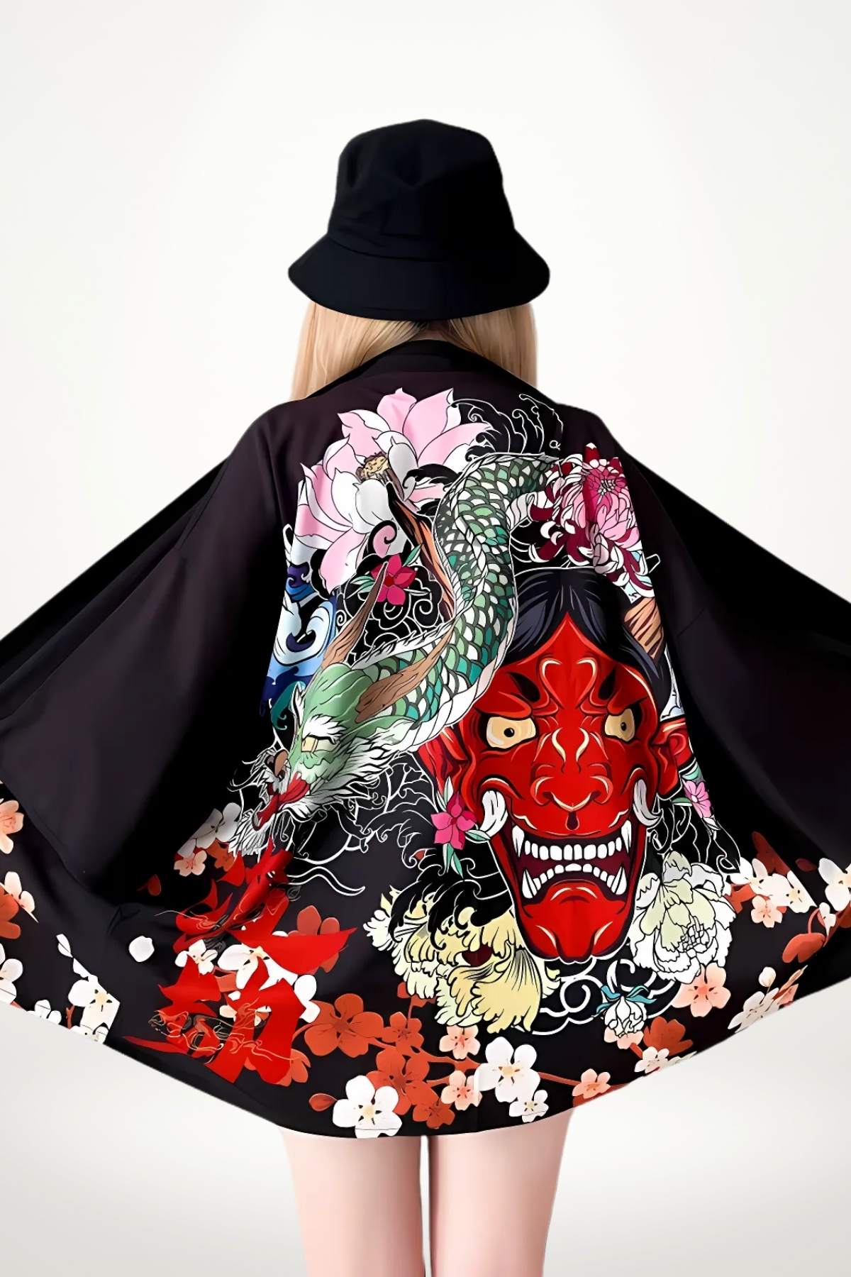 Kimono noir avec motifs colorés de dragon, masque et fleurs, porté par une femme aux cheveux blonds