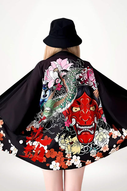 Kimono noir avec motifs colorés de dragon, masque et fleurs, porté par une femme aux cheveux blonds