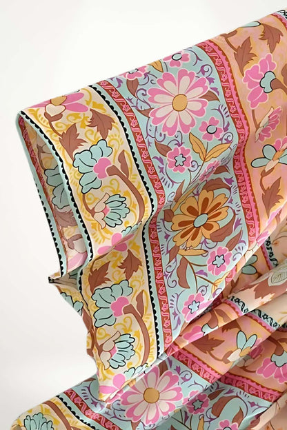 Tissu de kimono court aux motifs floraux colorés dans des tons de rose, bleu et orange, parfait pour l'été