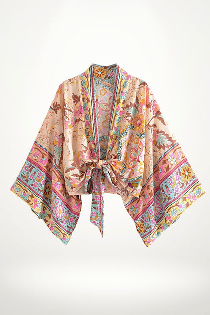 Kimono court en tissu léger avec motifs floraux colorés sur fond pêche, parfait pour l'été