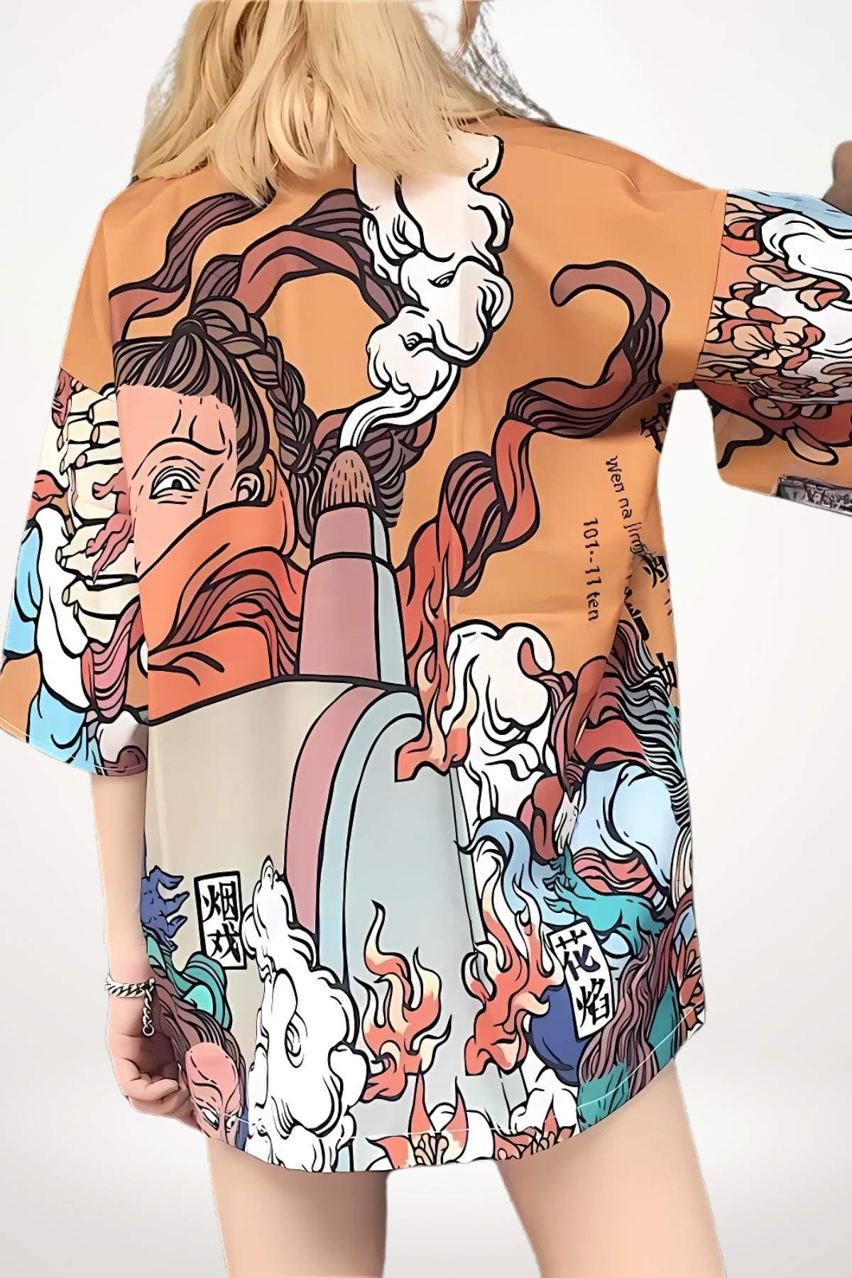 Kimono court en tissu léger, avec un motif coloré de personnages et de nuages sur fond orange