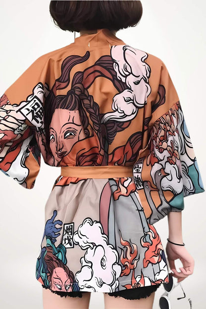 Kimono court en tissu coloré avec motifs japonais, affichant des visages et des nuages, porté avec une ceinture