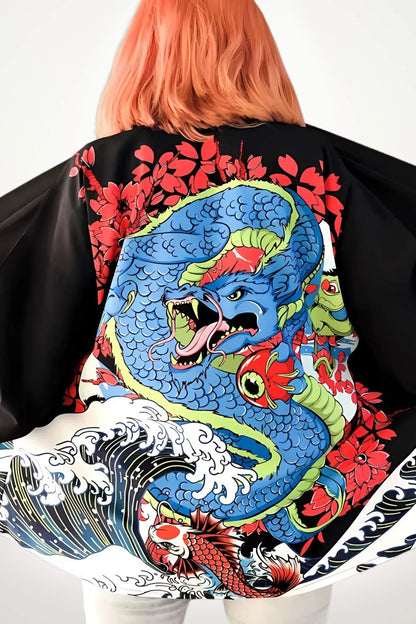 Kimono court noir avec motifs colorés de dragon, vagues et fleurs, porté par une femme aux cheveux roses