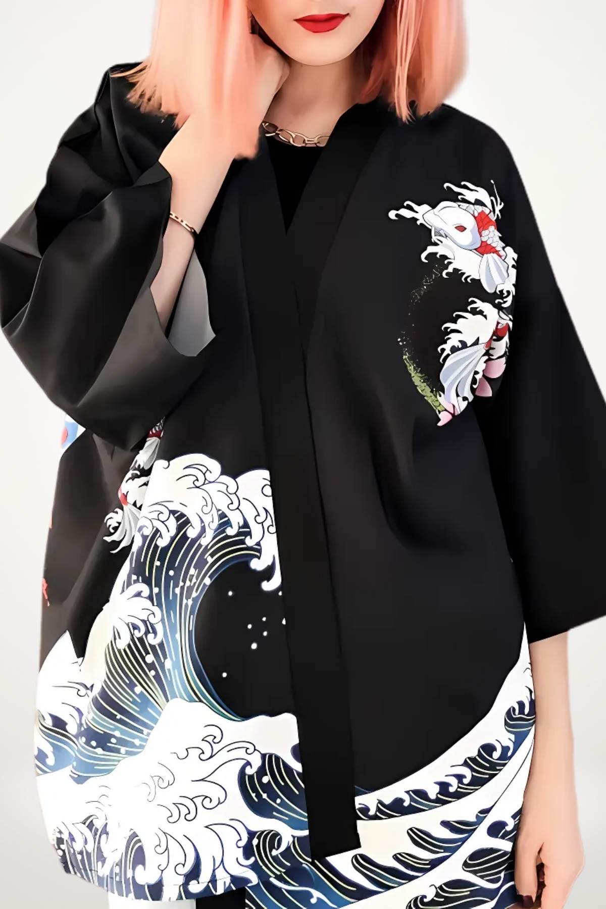 Kimono court noir avec motifs de vagues blanches et bleues, porté par une femme à la posture décontractée