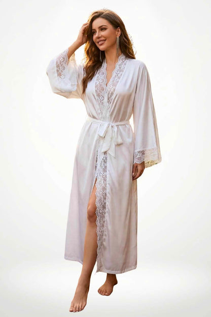 Kimono en dentelle blanche avec des manches évasées, ceinturé, sur fond lumineux et décor minimaliste