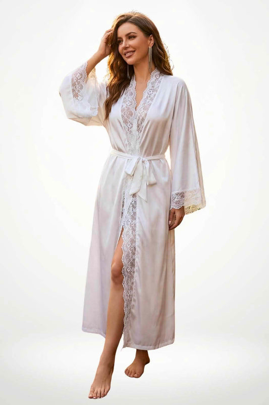 Kimono en dentelle blanche avec des manches évasées, ceinturé, sur fond lumineux et décor minimaliste