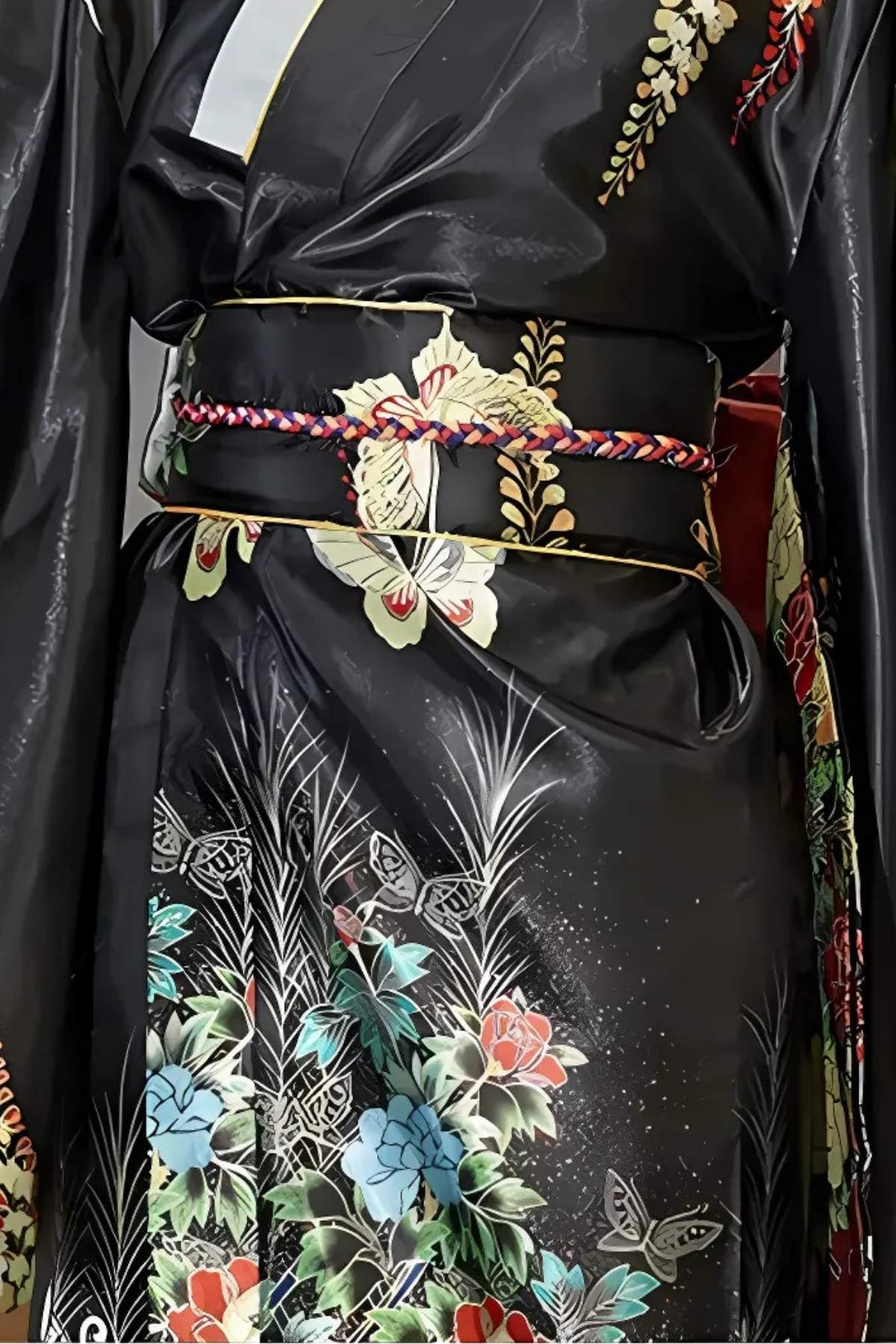 Kimono noir élégant avec motifs floraux colorés et ceinture tressée, évoquant le style japonais traditionnel
