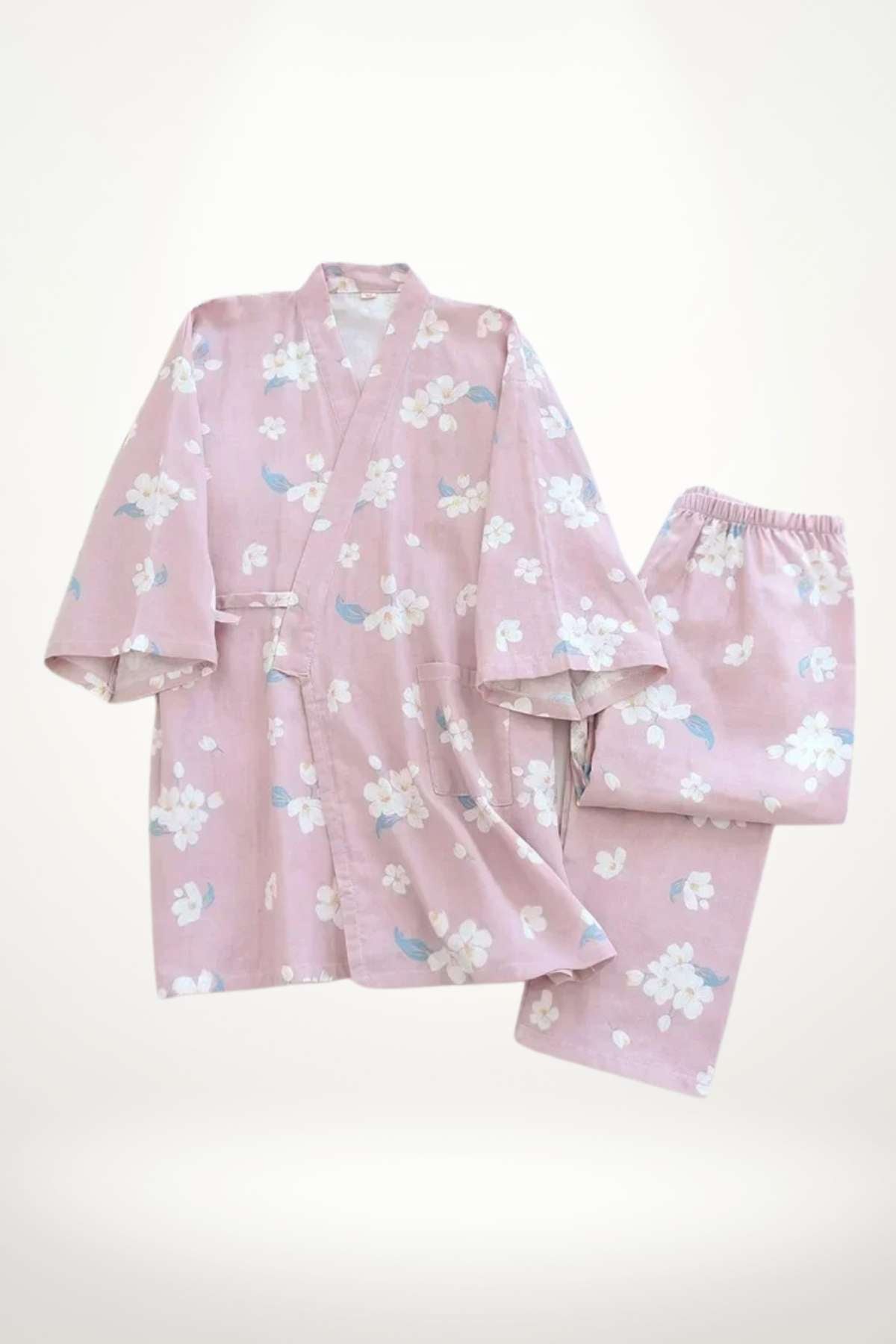 Kimono en coton rose avec motifs floraux blancs et bleus, accompagné d'un pantalon assorti, sur fond neutre