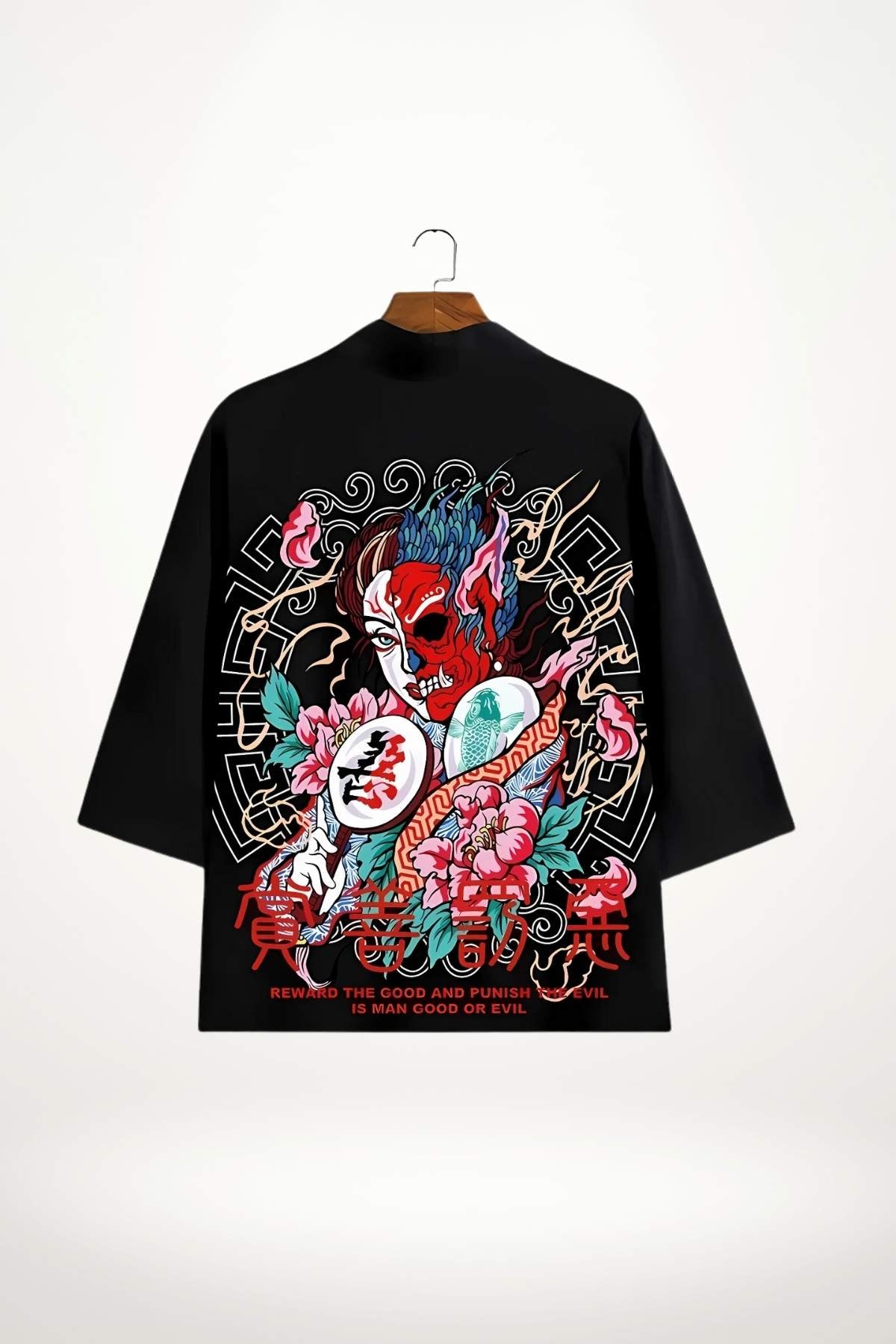 Kimono noir avec motifs colorés représentant une figure stylisée, des fleurs et des éléments graphiques japonais