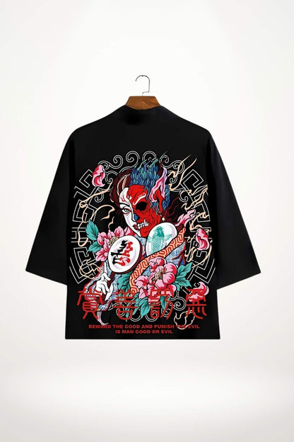 Kimono noir avec motifs colorés représentant une figure stylisée, des fleurs et des éléments graphiques japonais