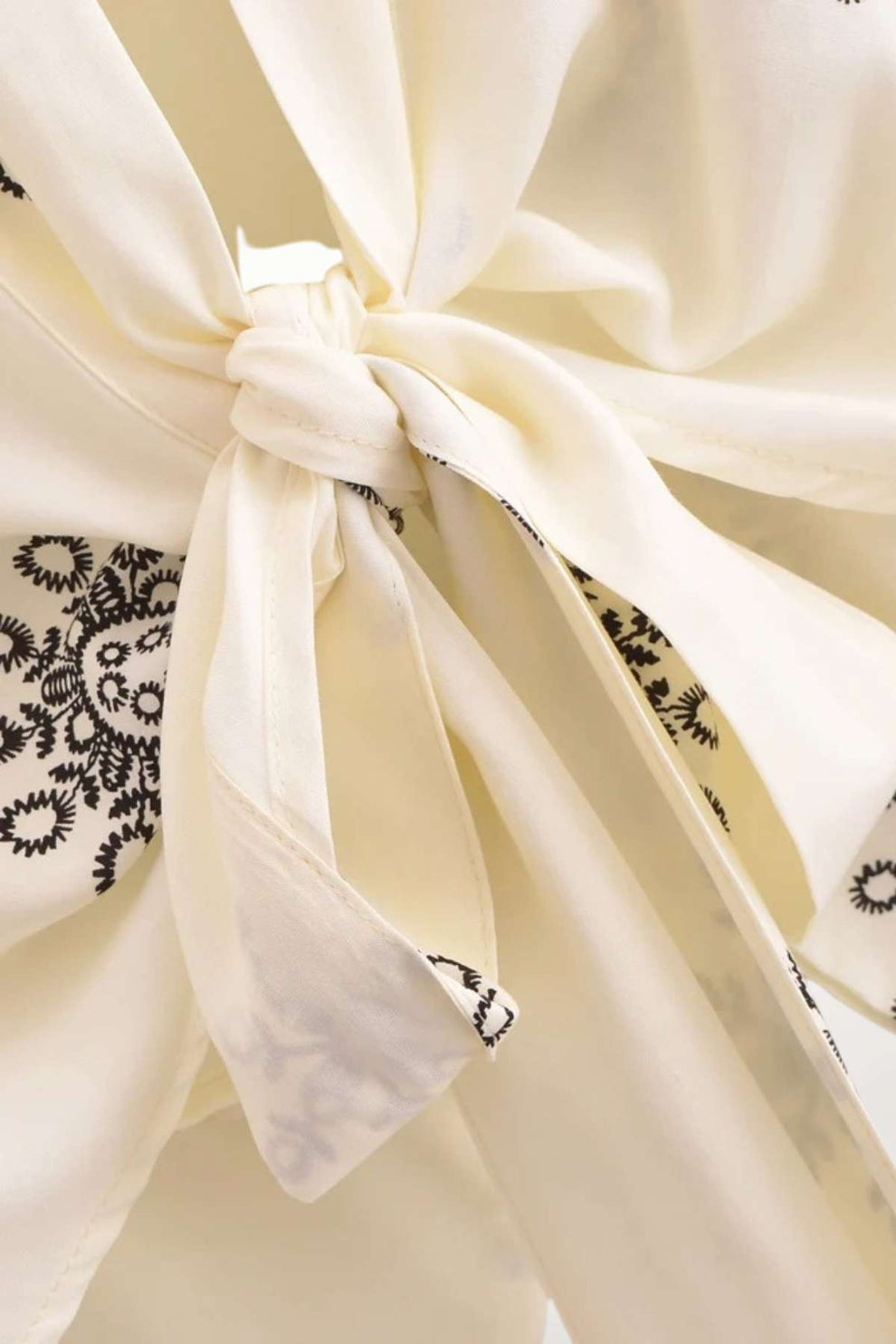 Ceinture nouée en gros plan kimono ivoire 